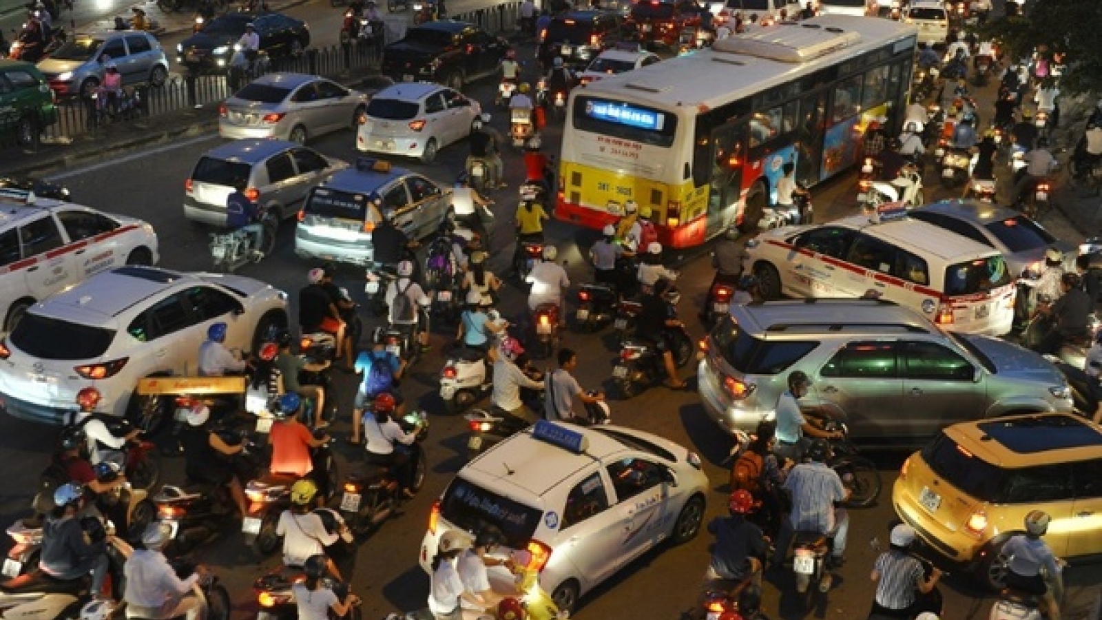 Hanoi announces top six ideas for solving traffic congestion