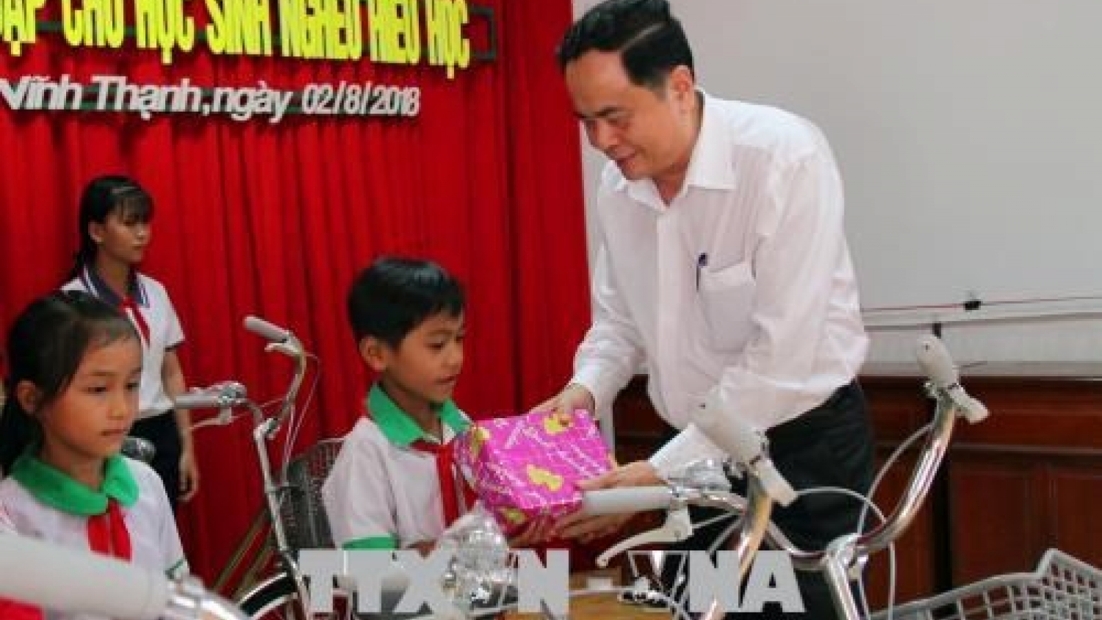 VFF President presents scholarships to poor students in Can Tho