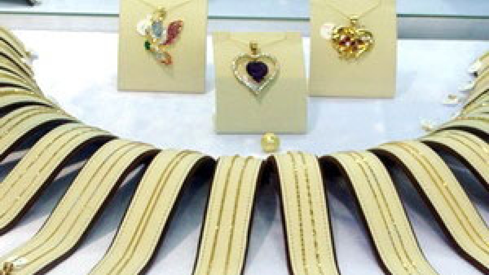 Int’l jewelry and watch exhibition in HCM City