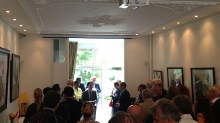 
        Exhibition on Vietnam land and people in Netherlands
                              
