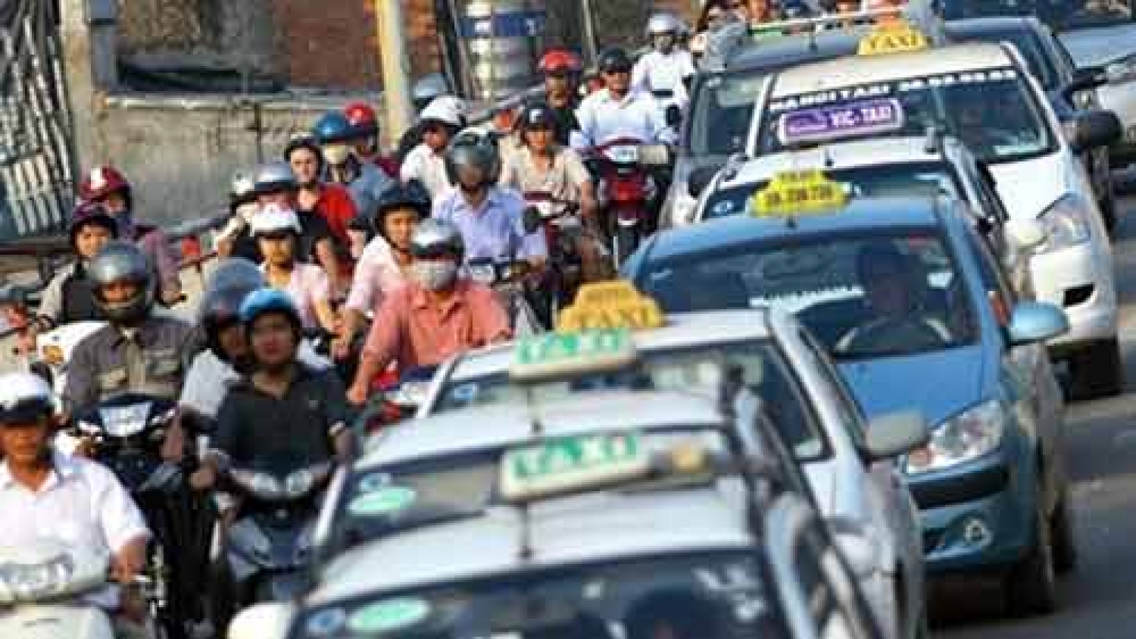 Ministry urges transport firms to slash their rates