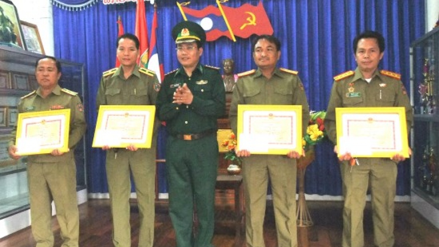 Quang Binh: Certificates presented to Lao security officers