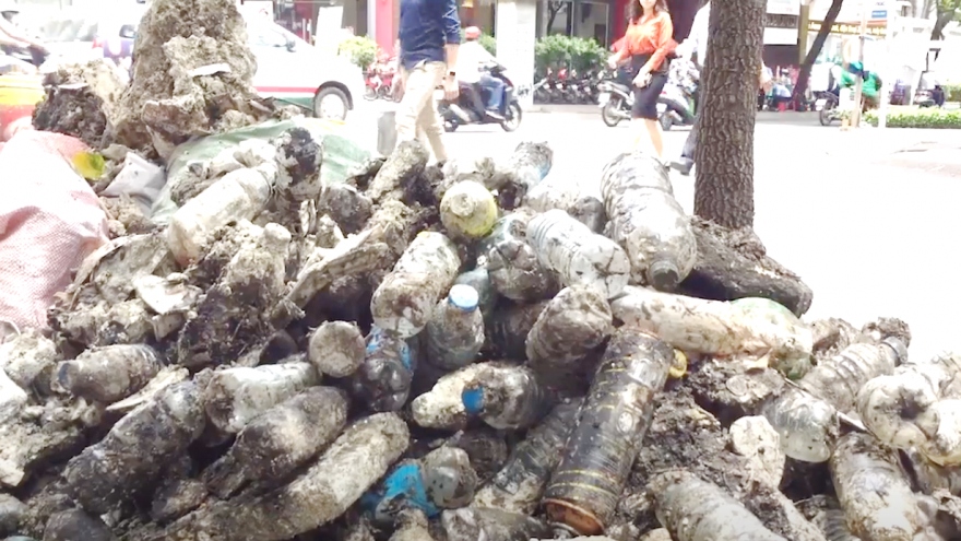 ​Video reveals Saigon sewers filled with trash
