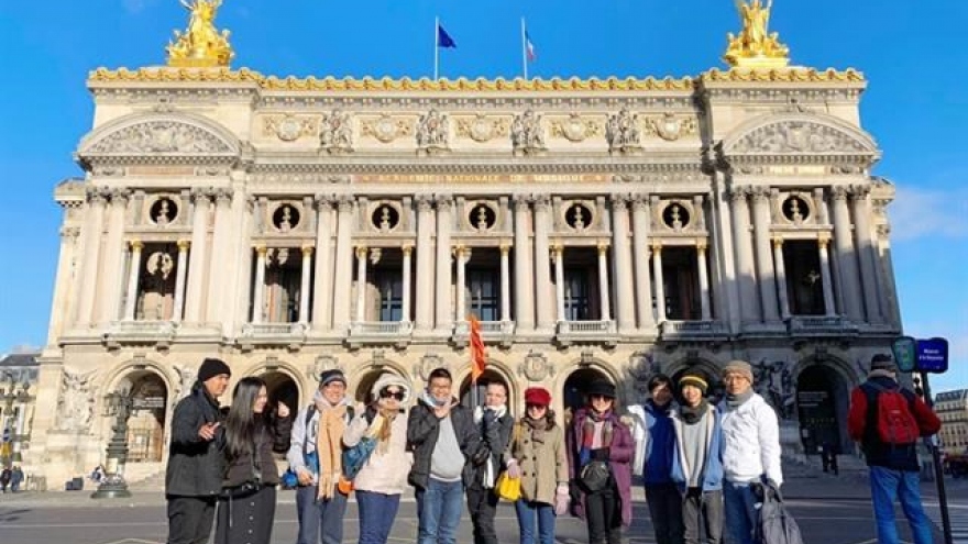 Vietnamese travelers abroad still prefer cash: survey