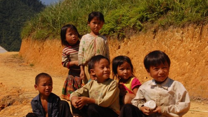 Border, poor residents in Long An, Dak Lak get support