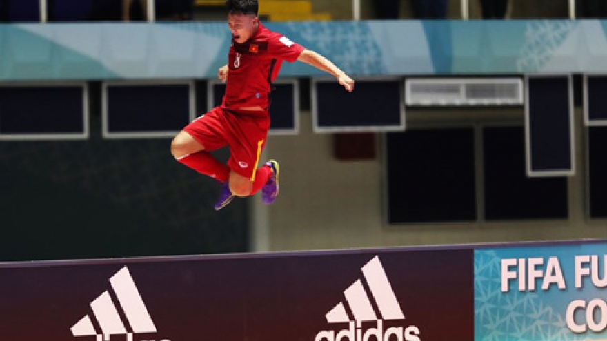 Minh Tri receives Futsal World Cup award