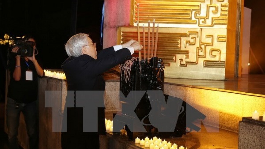 
        Top leaders pay tribute to heroic martyrs, President Ho Chi Minh
                              