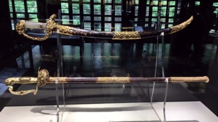 Exhibition on royal treasures opens in Hue