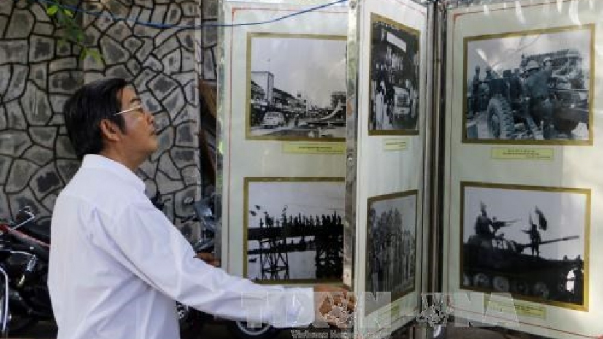 Photo exhibition on 1975 victory opens in Can Tho