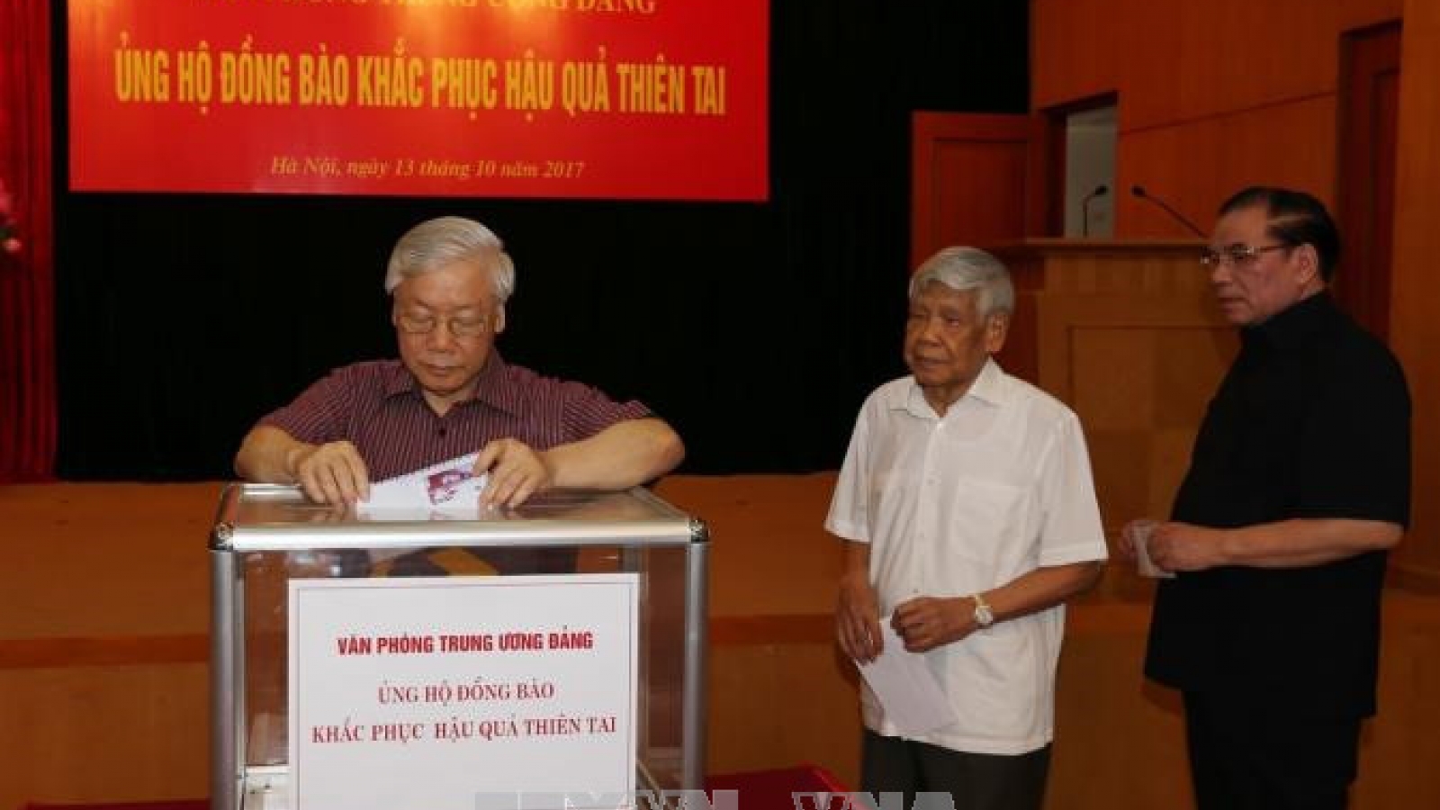 Senior leaders give donation to flood victims