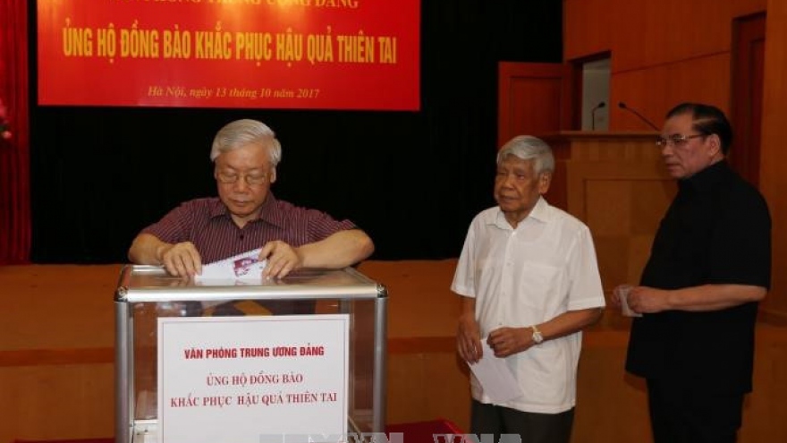 Senior leaders give donation to flood victims