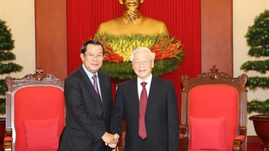 Party leader-President Nguyen Phu Trong receives Cambodian leader