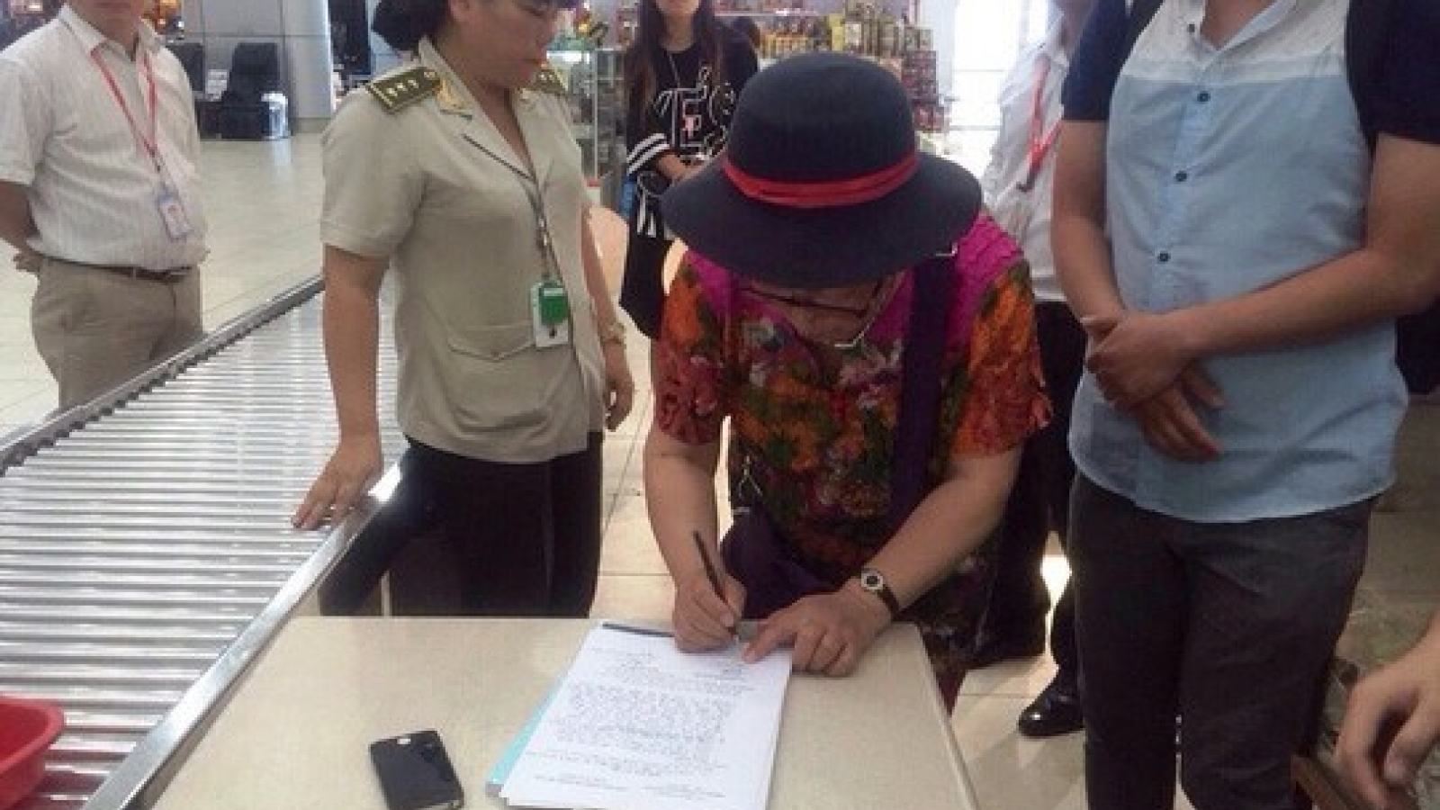 Chinese passenger caught on camera stealing phone at airport