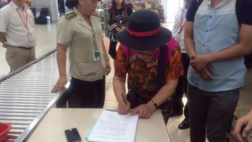 Chinese passenger caught on camera stealing phone at airport
