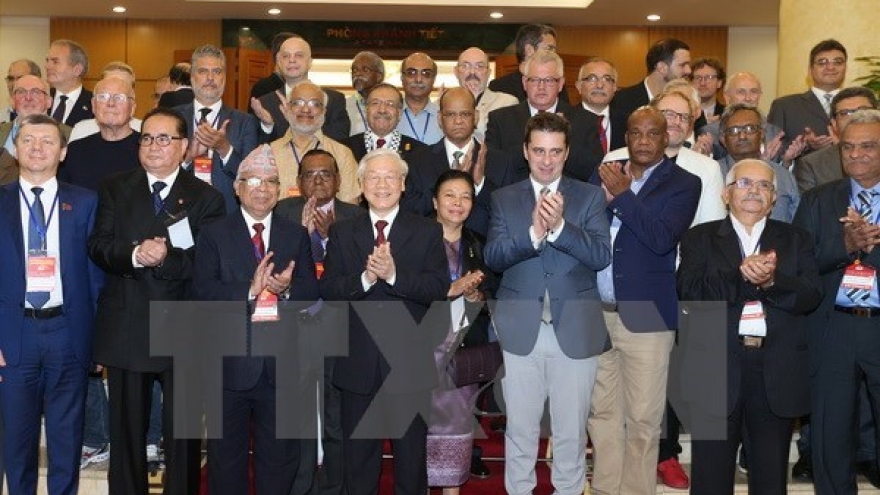 Party chief meets delegates from int’l communist parties