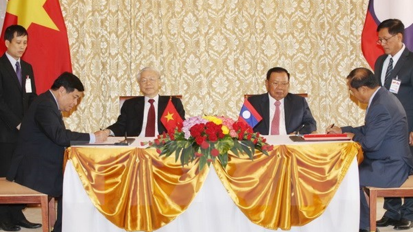 Vietnam, Laos issue joint statement