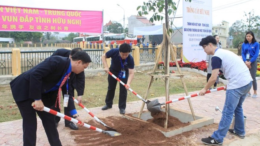 Youths plant trees to show Vietnam-China “forever green” amity