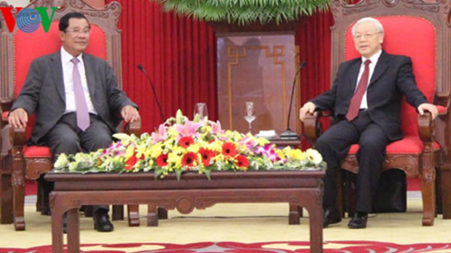Party and State leaders host Cambodian PM