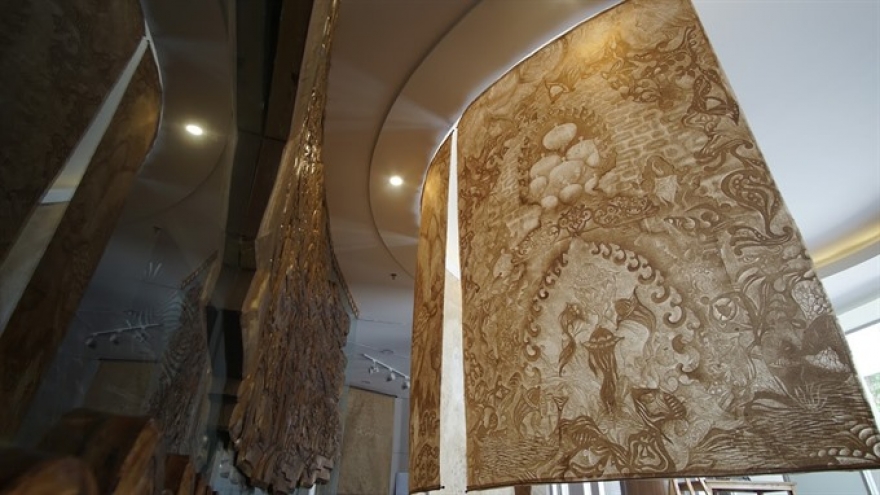 Hue truc chi artists open paper-making camp 