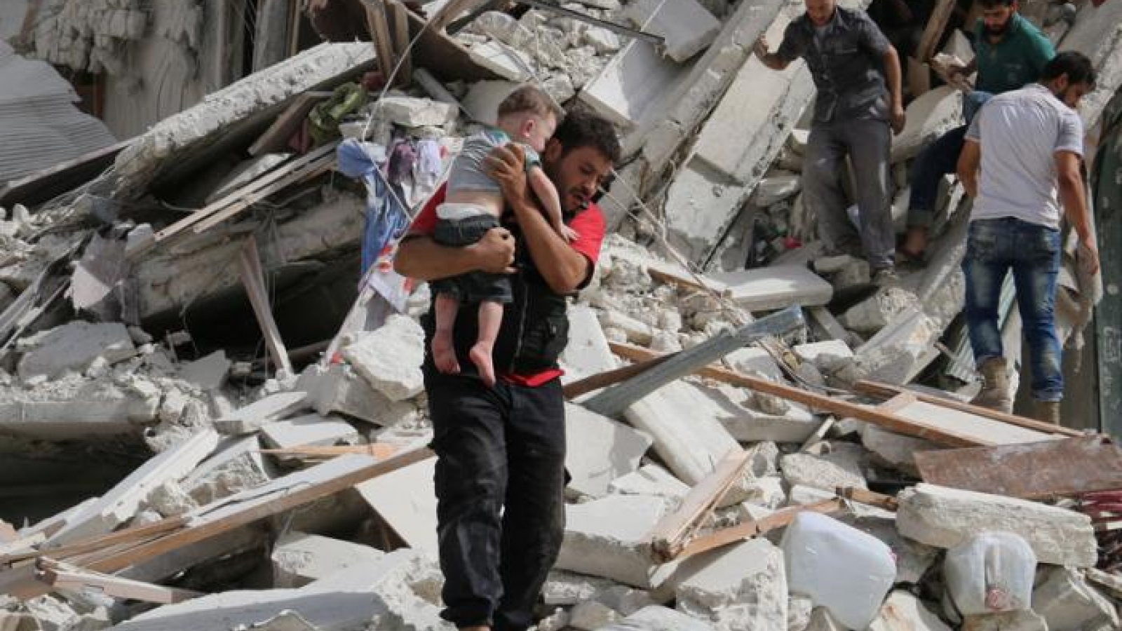 Kerry demands Russia, Syria ground warplanes to save truce