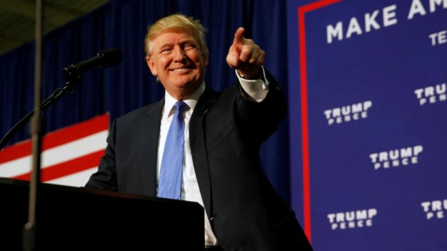 Trump gains on Clinton, poll shows 'rigged' message resonates