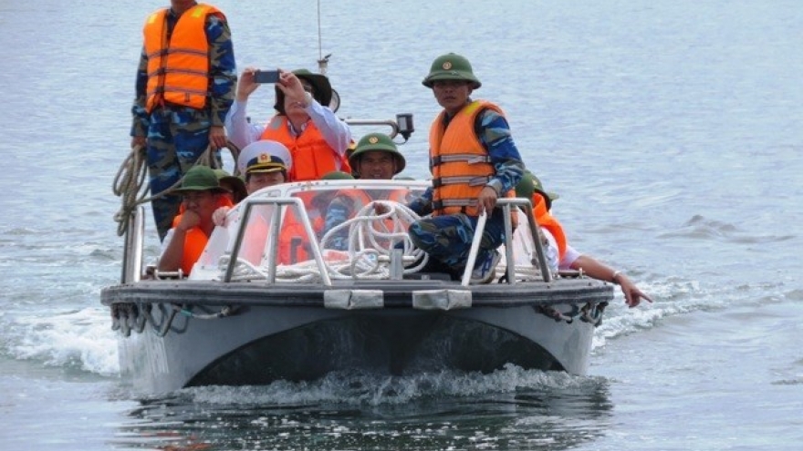 Speedboat presented to Truong Sa soldiers