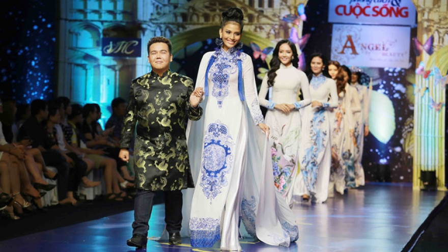 Thi May and Dieu Linh strut their stuff on the catwalk