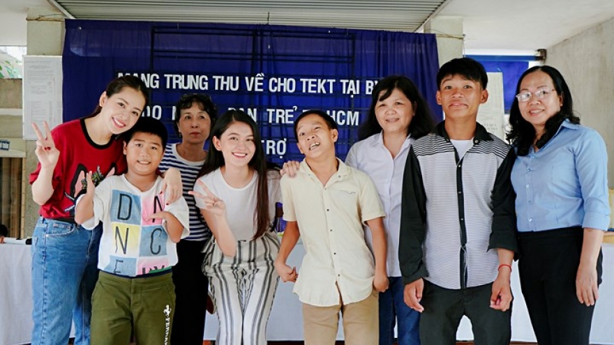 Chi Pu, Thuy Dung bring fun and gifts to disabled kids