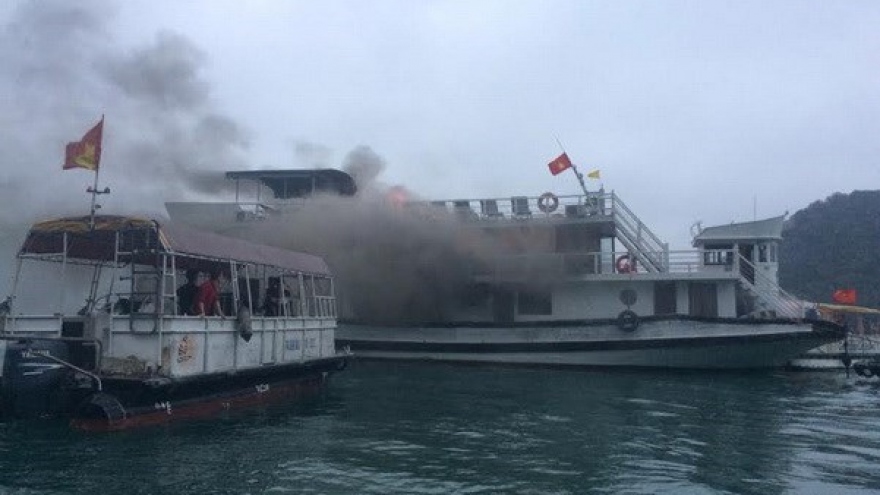 Quang Ninh suspends tourist boat fleet after fire