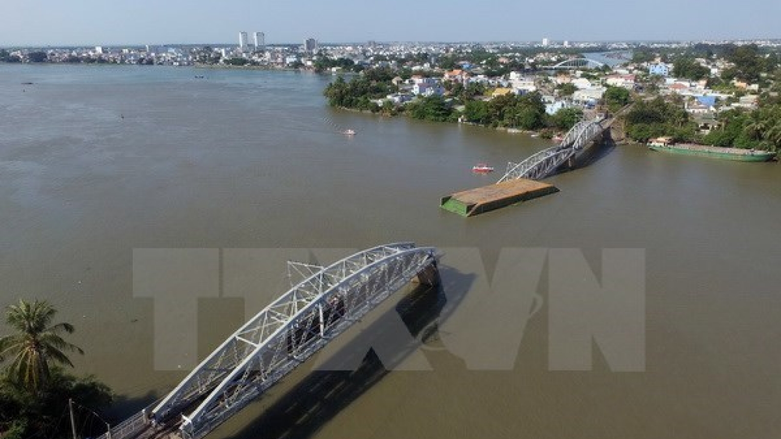 Towboat owner, driver in Ghenh Bridge collapse prosecuted