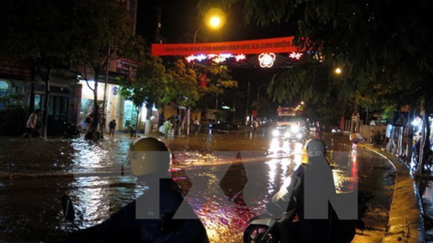 Whirlwinds uproot trees, collapse houses in central region