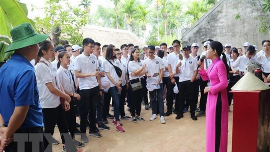 Young OVs visit President Ho Chi Minh’s hometown