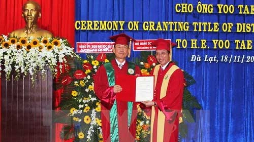 
        Former RoK ambassador awarded Honorary Professor title
                              