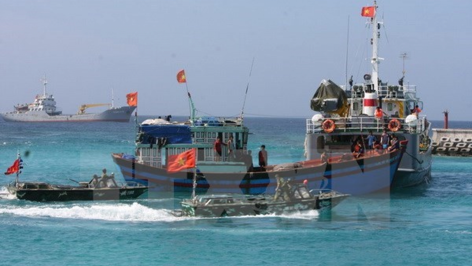3,000 national flags presented to Quang Ngai fishermen
