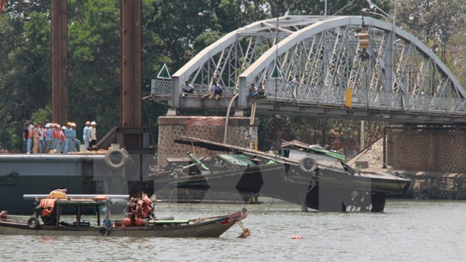 Towboat owner, driver in Ghenh bridge collapse prosecuted