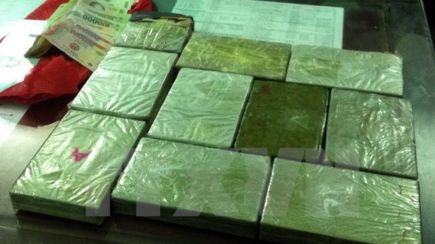 Anti-drug forces arrest two Lao traffickers, seize 11kg of heroin