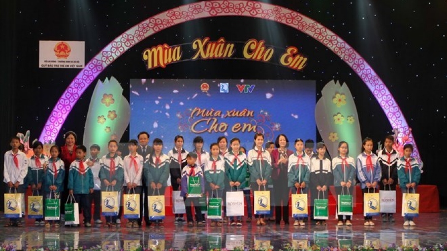 “Spring for Children” programme to give poor children warmer Tet