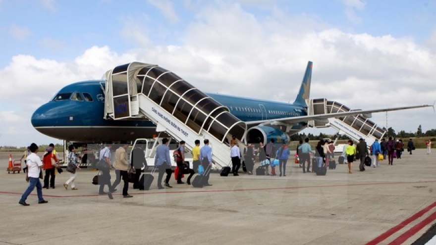 Vietnamese airlines cut fares as fuel costs plummet