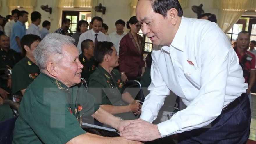 President presents gifts to wounded soldiers