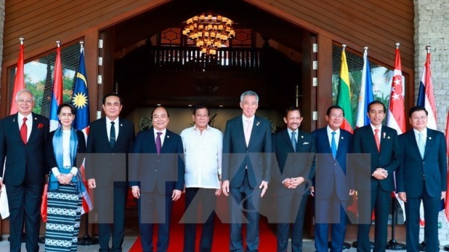 
        PM and spouse arrive in Hanoi after 30th ASEAN Summit
                              