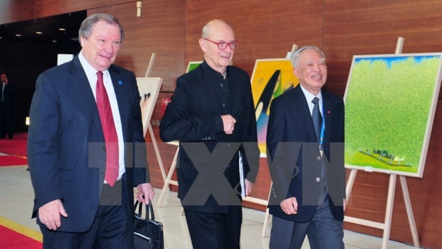 
        APEC urged to pioneer in trade, investment liberalisation
                              