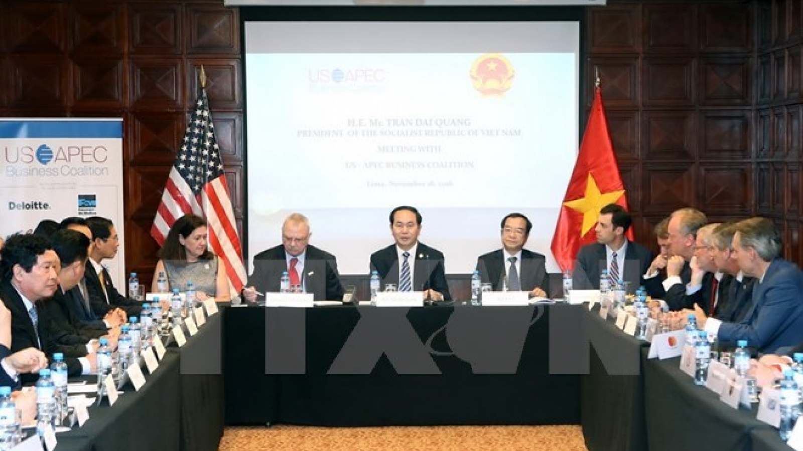 President talks with US-APEC businesses in Peru