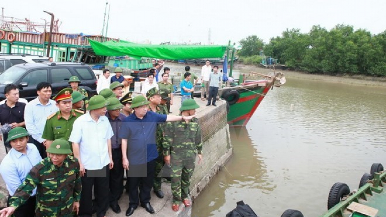 Deputy PM inspects storm prevention in Hai Phong