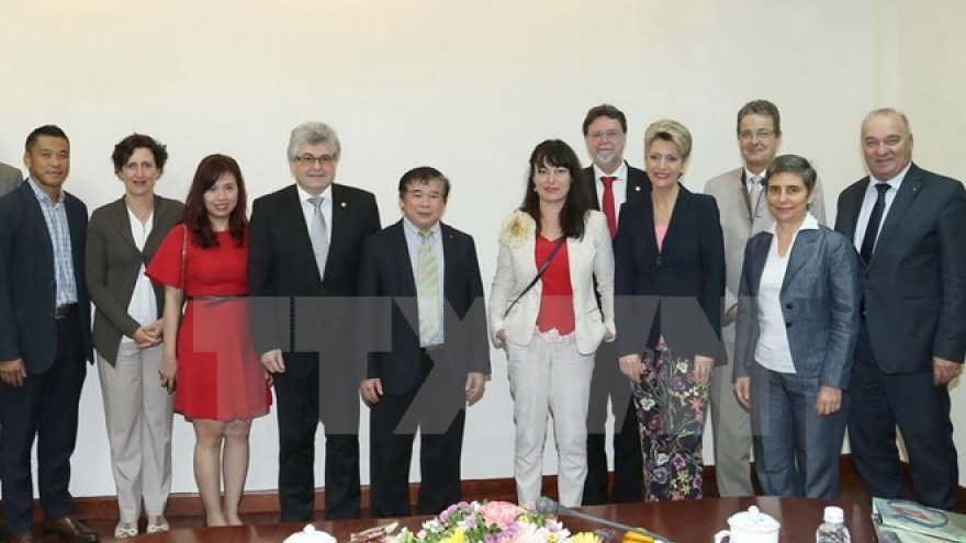 Vietnam, Switzerland discuss education cooperation