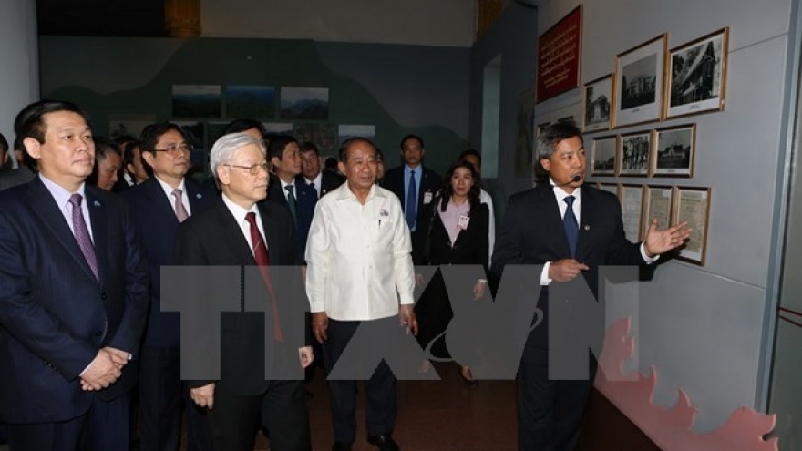 Party official sends best wishes to Laos’s former leaders