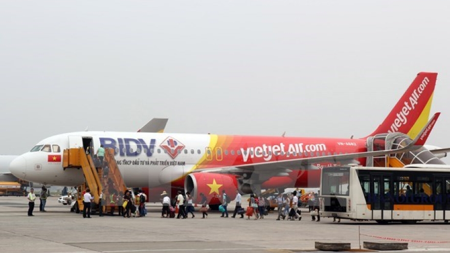 Viejtet reduces night flights' ticket price by 40% during Tet