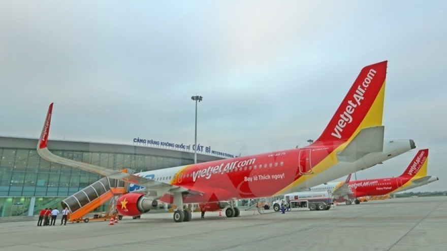 
        Vietjet Air calls off flights as Typhoon Damrey heads towards central coast
                              