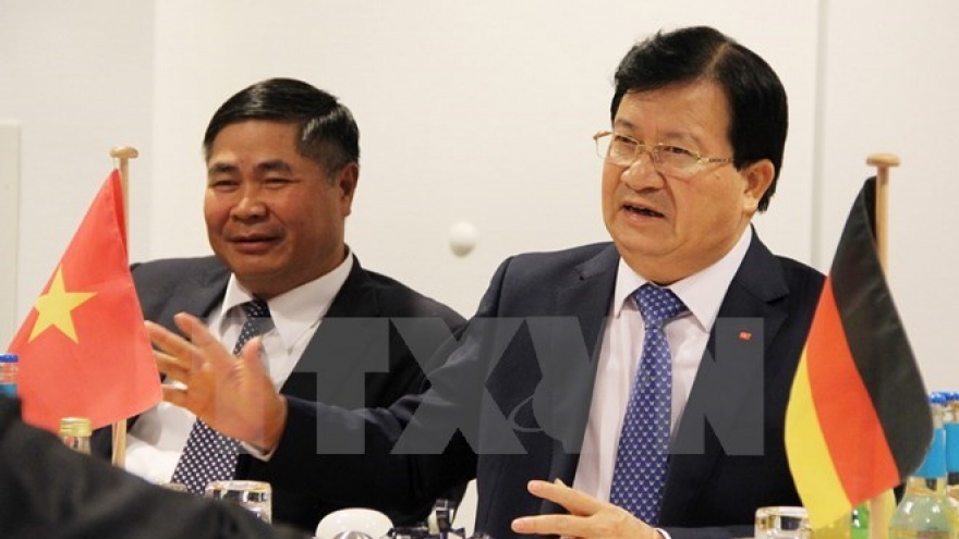 Deputy PM Trinh Dinh Dung visits Germany