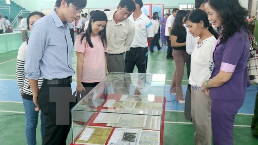 Documents on Hoang Sa, Truong Sa on display in Dak Nong