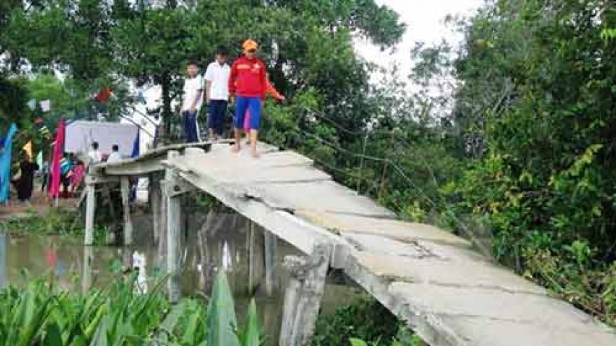 
        Bridge, road construction project given green light
                              